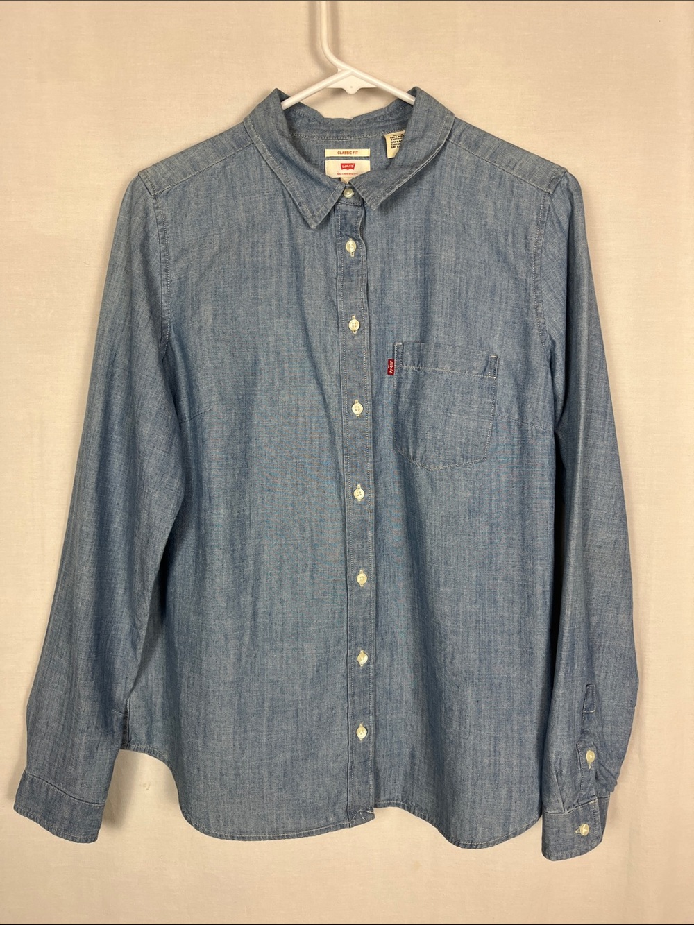 NWOT Levis Classic Fit Blue Cotton Button Down Long Sleeve Blouse